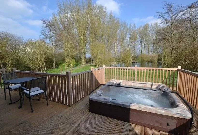 The Chiltern Lodges At Upper Farm Henton