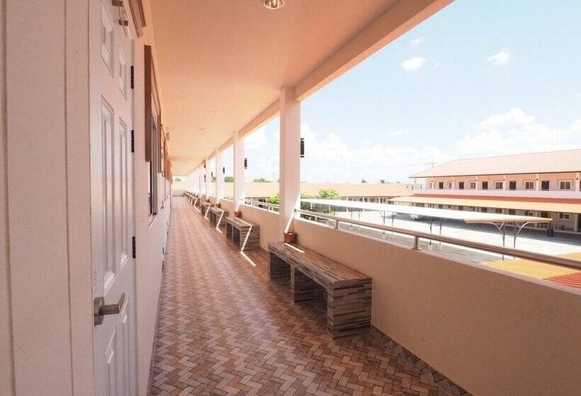 Отель The Phant