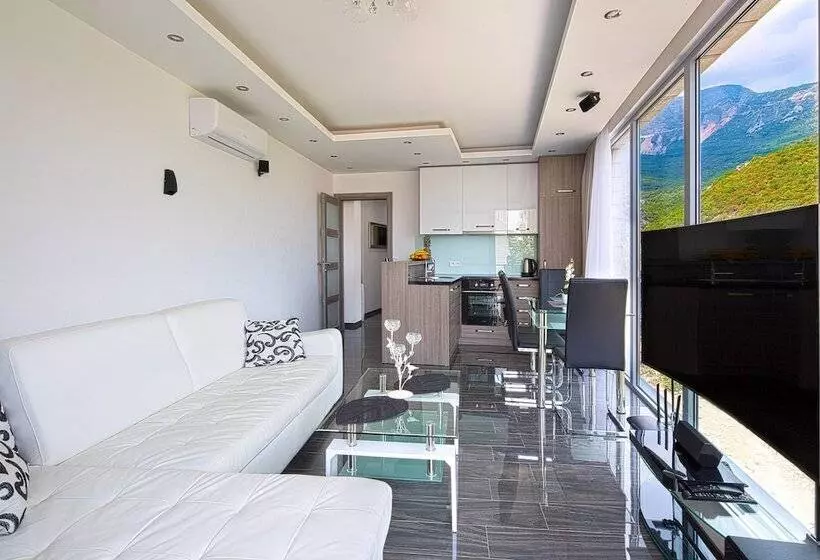 Montelux Apartments