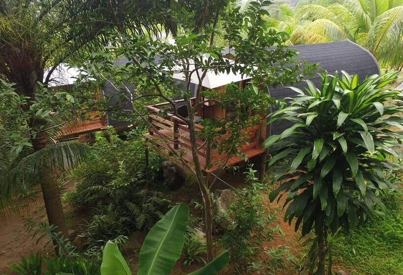 پانسیون A Peace In Paradise