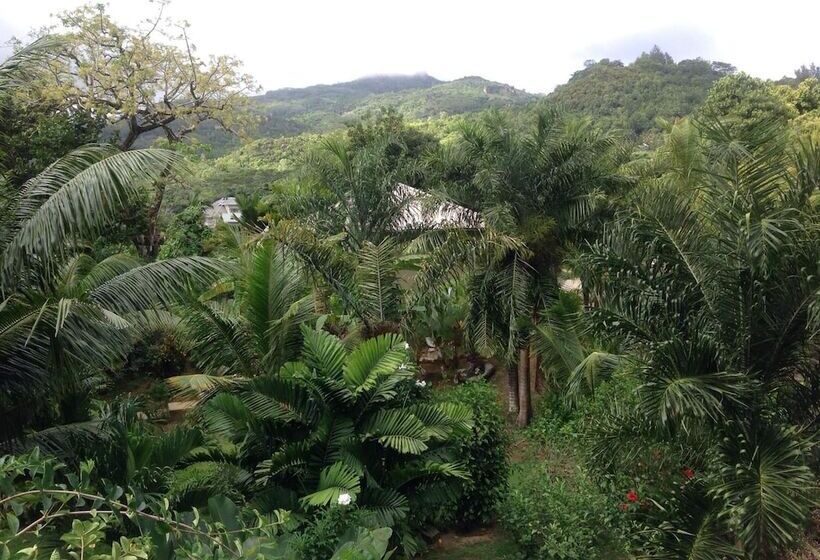 پانسیون A Peace In Paradise