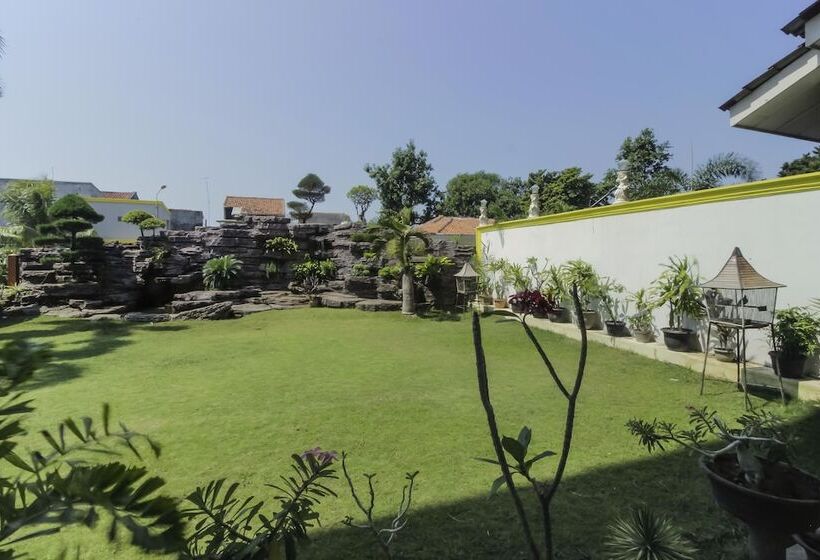 Hotel Reddoorz Plus Near Grage City Mall