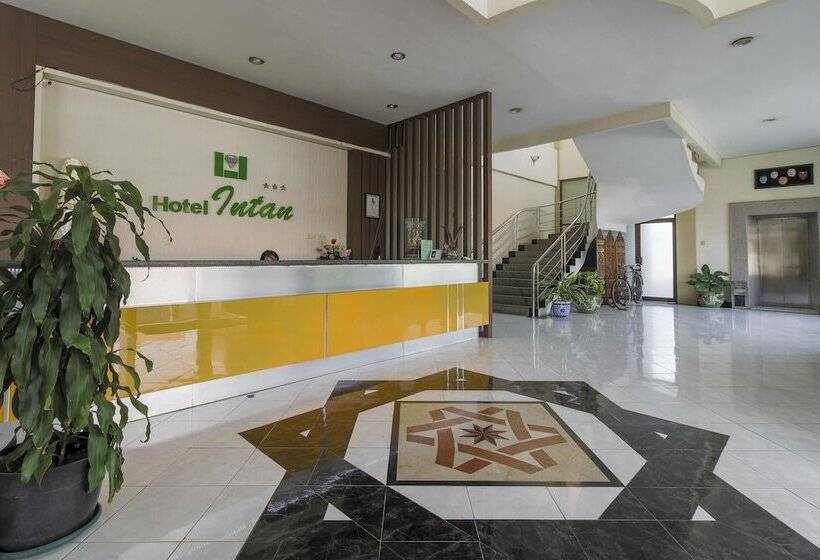 Hotel Reddoorz Plus Near Grage City Mall