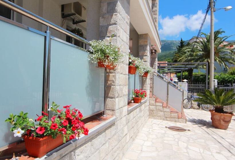 Mila & Aleksandr Apartments