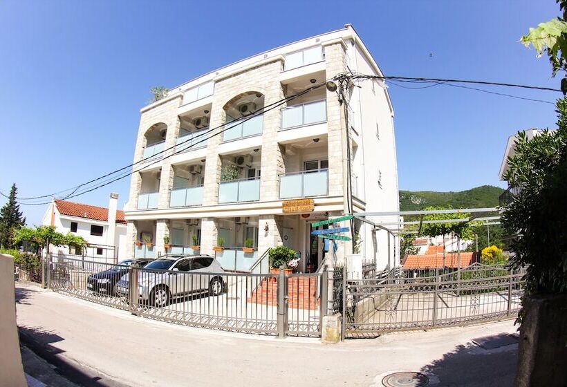 Mila & Aleksandr Apartments