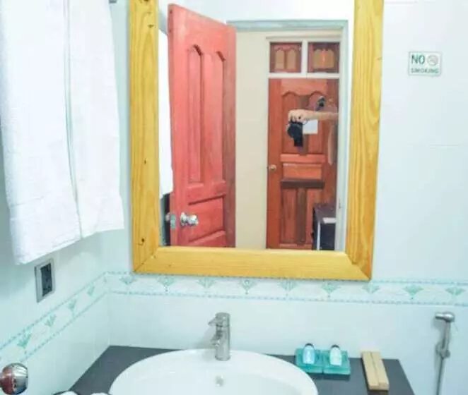 پانسیون Whale Shark Inn Maldives