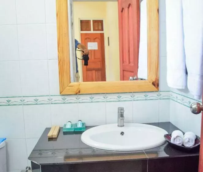 پانسیون Whale Shark Inn Maldives