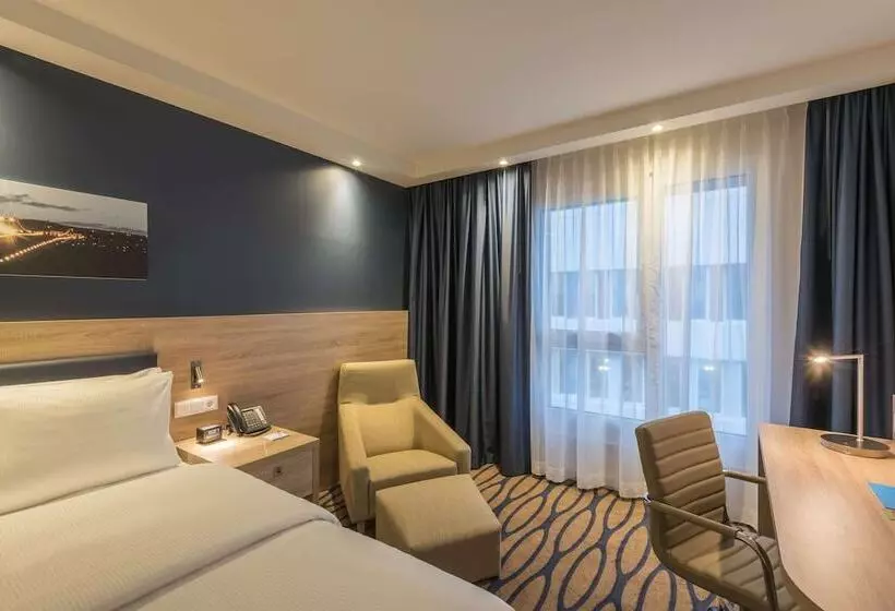 Hotelli Hampton By Hilton Frankfurt Airport