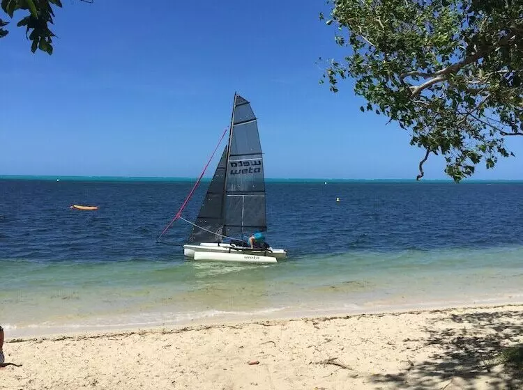 پانسیون Poé Côté Lagon Beach Bungalows