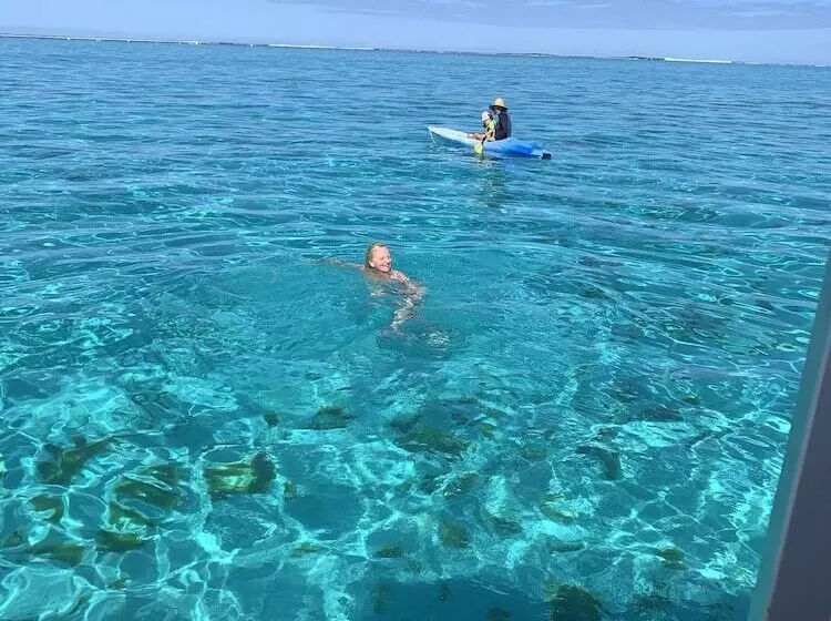 پانسیون Poé Côté Lagon Beach Bungalows