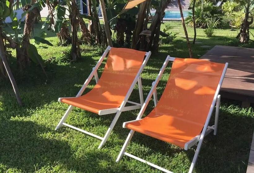 پانسیون Poé Côté Lagon Beach Bungalows