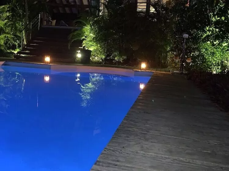 پانسیون Poé Côté Lagon Beach Bungalows