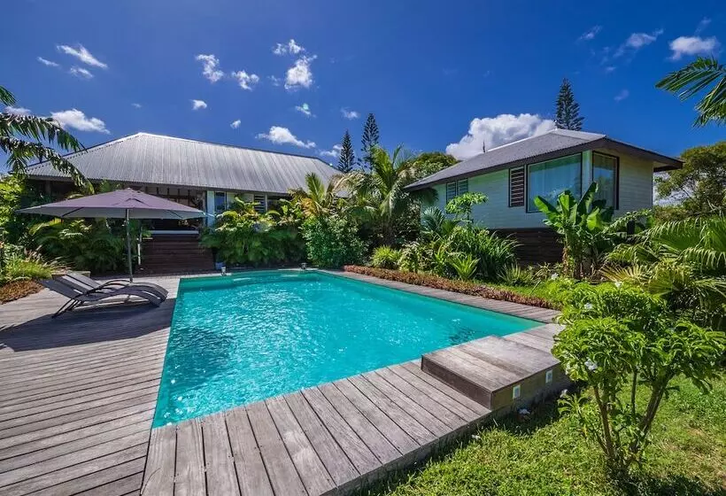 پانسیون Poé Côté Lagon Beach Bungalows