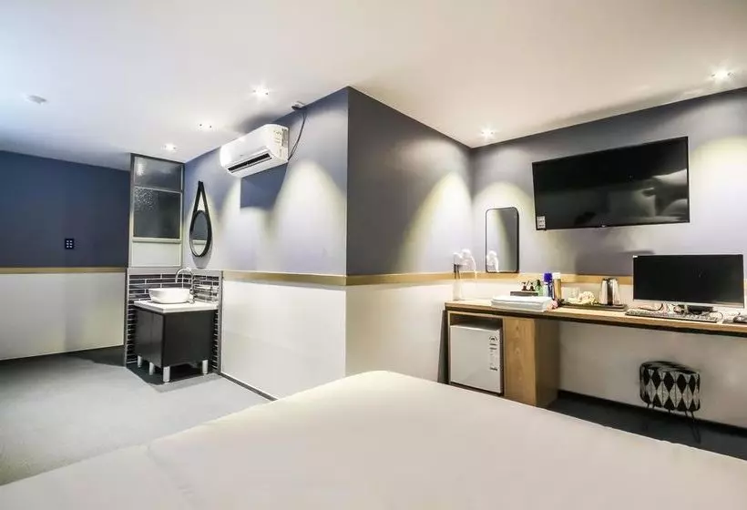 Deluxe Hostel