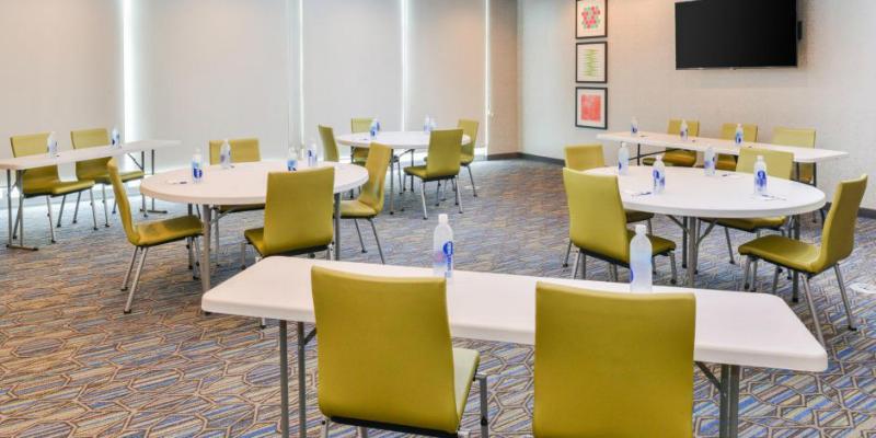 هتل Holiday Inn Express Alliance, An Ihg