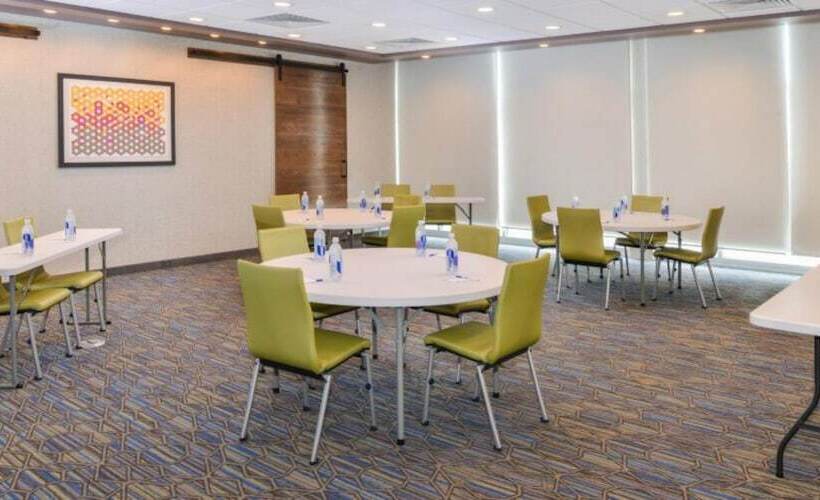 هتل Holiday Inn Express Alliance, An Ihg