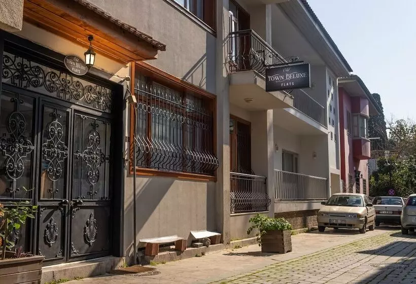 Old Town Deluxe Flats