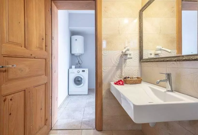 Old Town Deluxe Flats