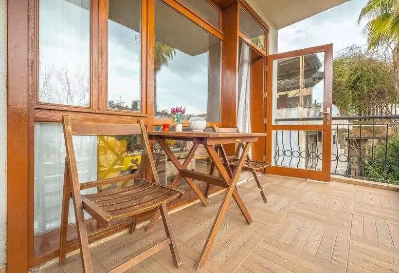 Old Town Deluxe Flats