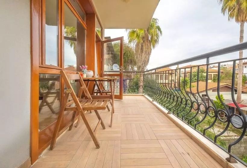 Old Town Deluxe Flats