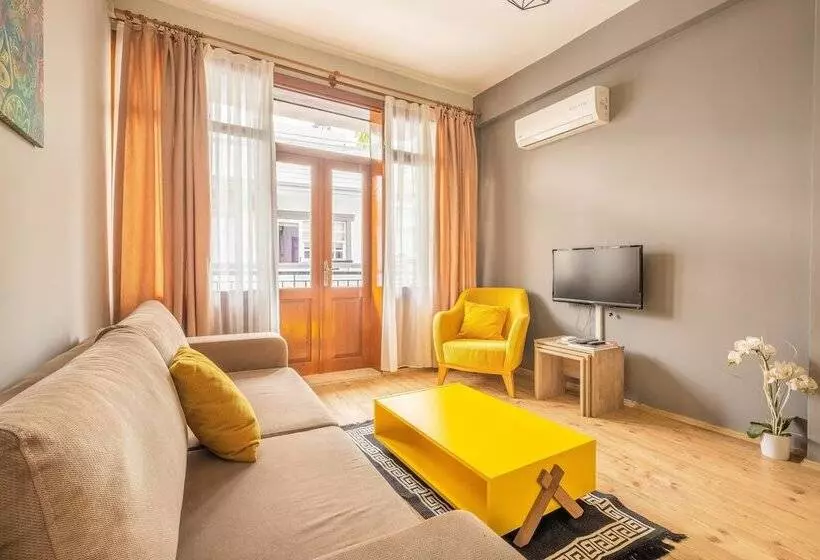 Old Town Deluxe Flats