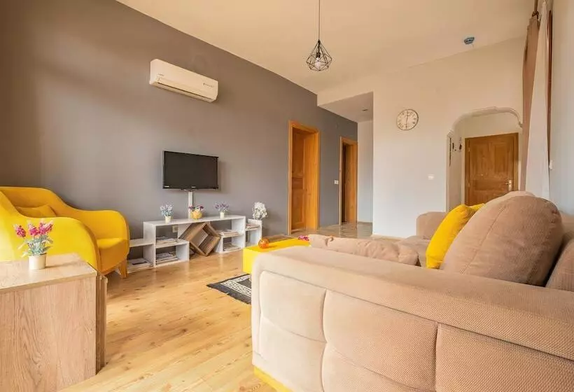 Old Town Deluxe Flats