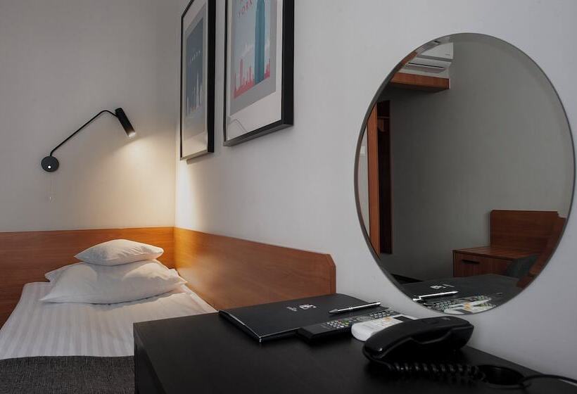 בית מלון כפרי Edison Poznań Lotnisko ławica