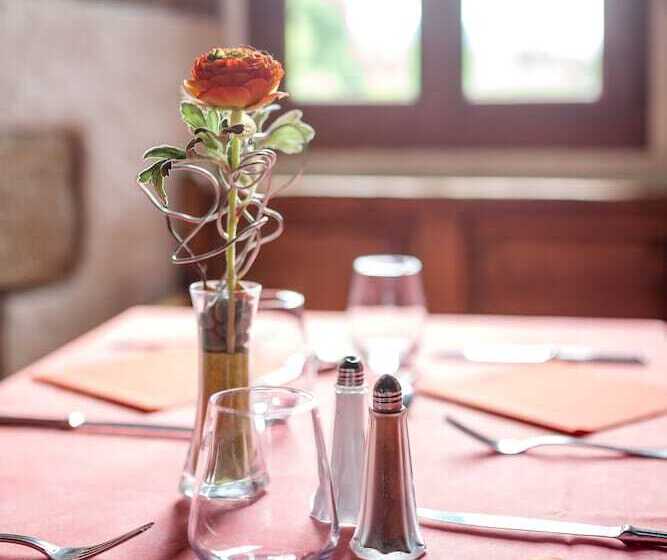 Отель Hôtel Restaurant Le Prieuré