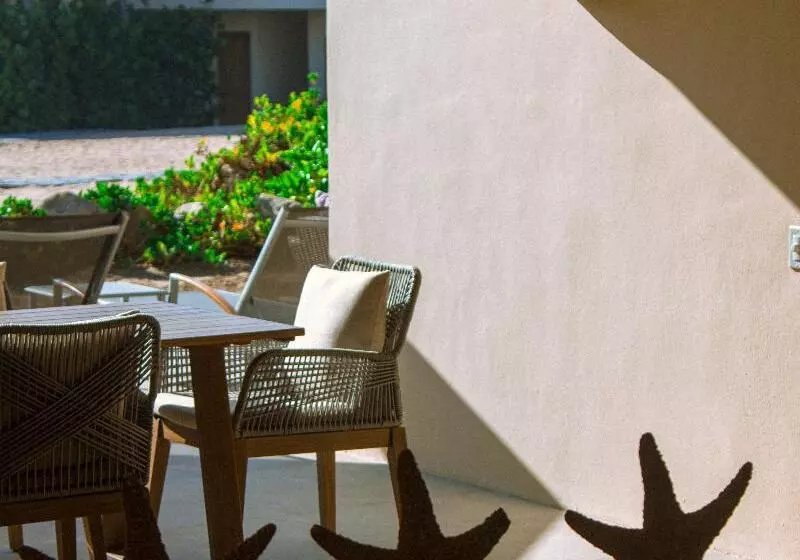 Hotelli Marea Beachfront Villas