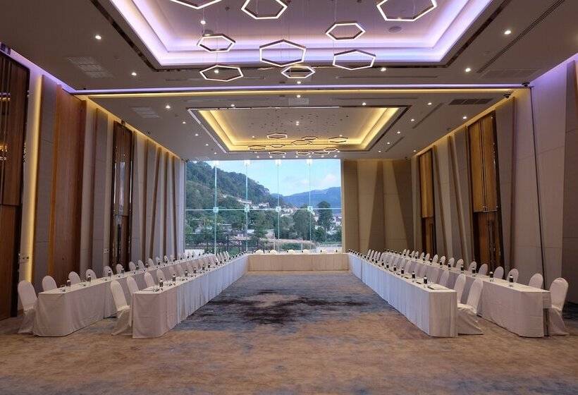 בית מלון כפרי The Nature Phuket Sha Extra Plus