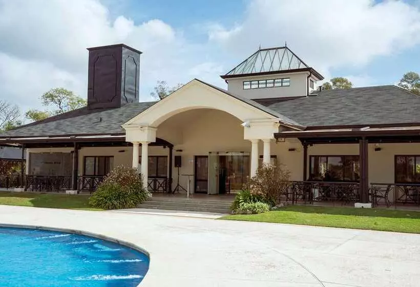 ホテル Hilton Pilar
