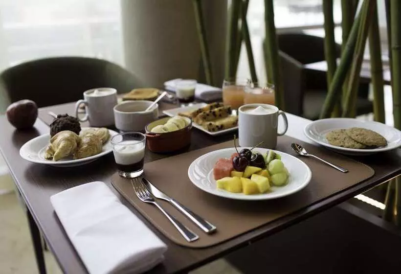 ホテル Hilton Pilar