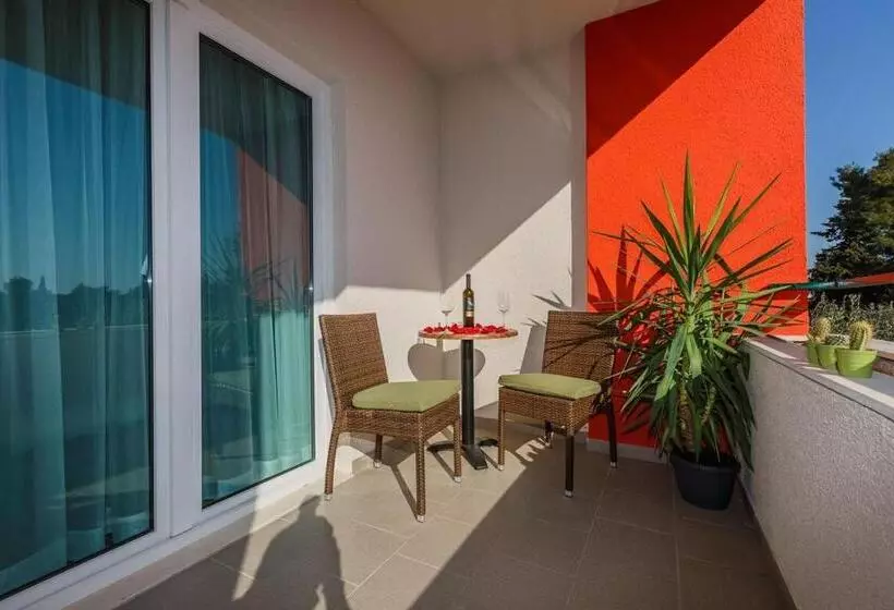 Hotelli Airport Rooms Manufaktura