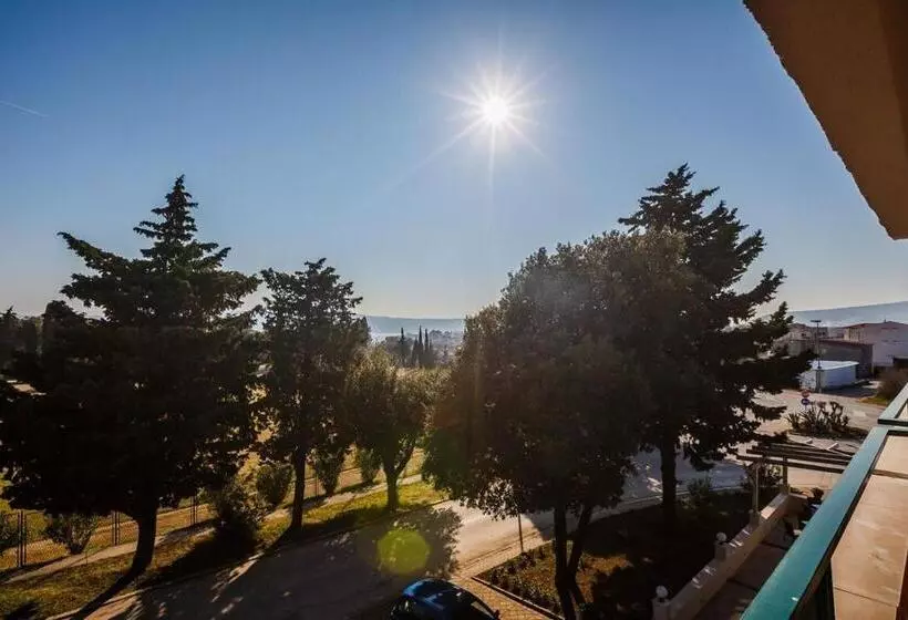 Hotelli Airport Rooms Manufaktura