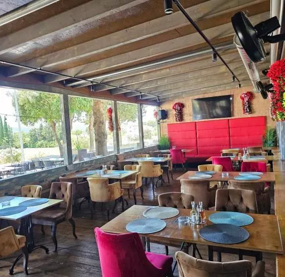 Hotelli Airport Rooms Manufaktura