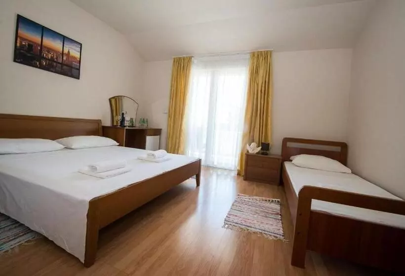 Hotelli Airport Rooms Manufaktura