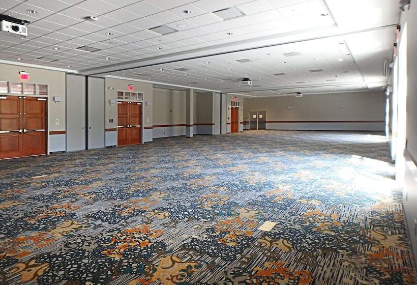 Отель Wyndham Garden State College