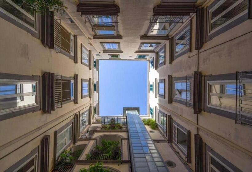 مسافرخانه Chiaia Guest House