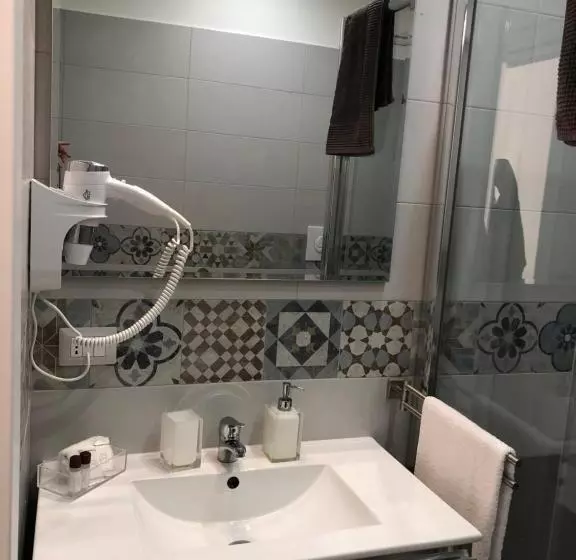 مسافرخانه Chiaia Guest House