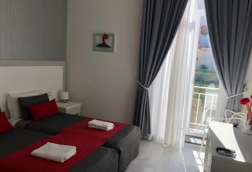 مسافرخانه Chiaia Guest House