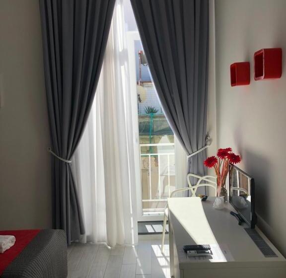 مسافرخانه Chiaia Guest House