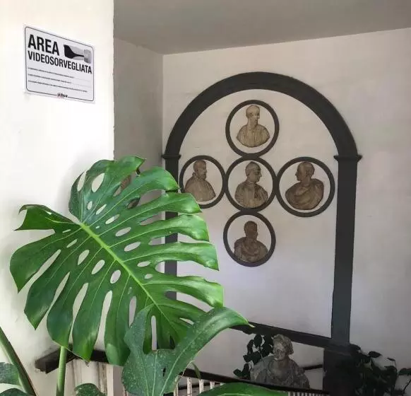مسافرخانه Chiaia Guest House