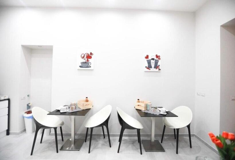 مسافرخانه Chiaia Guest House