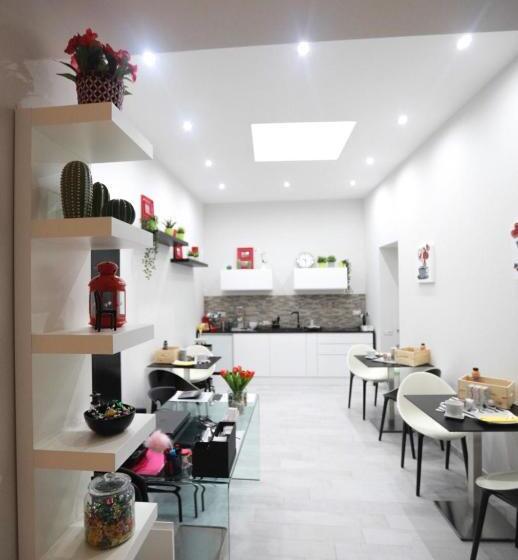 مسافرخانه Chiaia Guest House