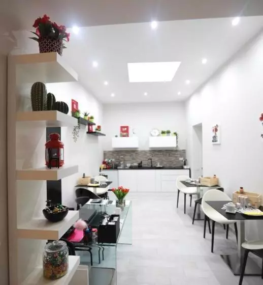 مسافرخانه Chiaia Guest House