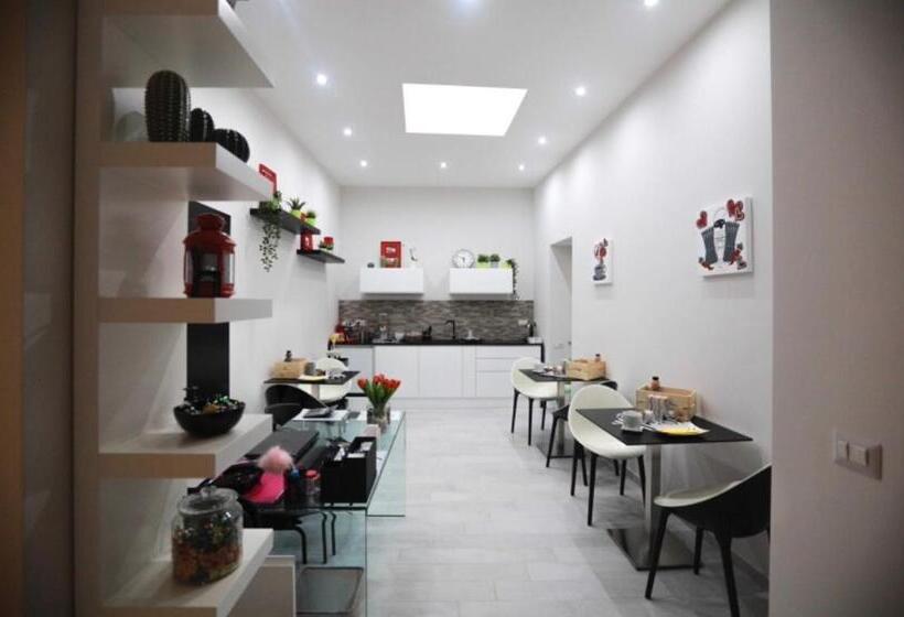 مسافرخانه Chiaia Guest House