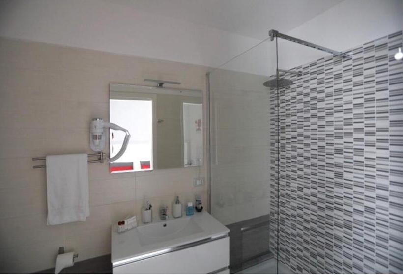 مسافرخانه Chiaia Guest House