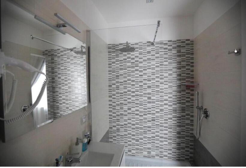 مسافرخانه Chiaia Guest House