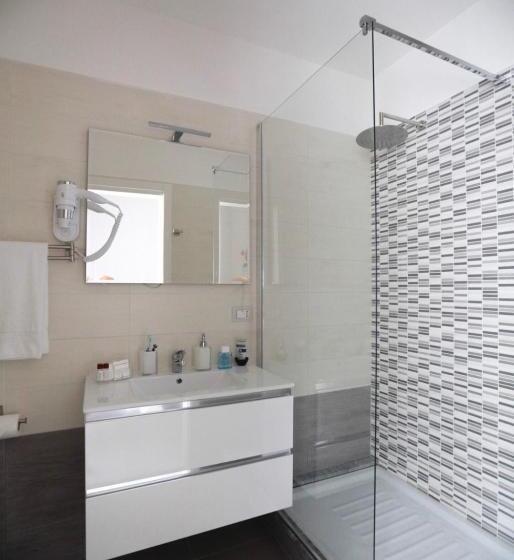 مسافرخانه Chiaia Guest House