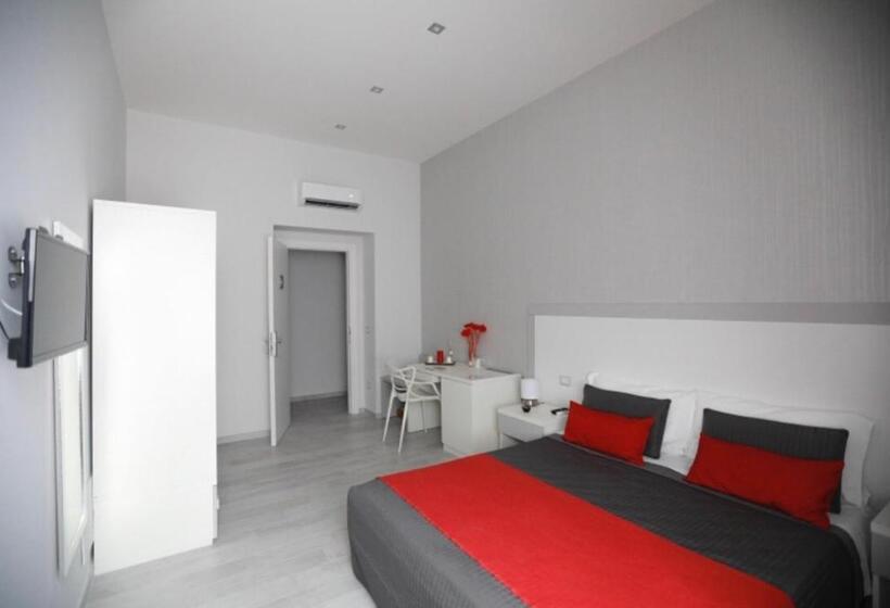 مسافرخانه Chiaia Guest House